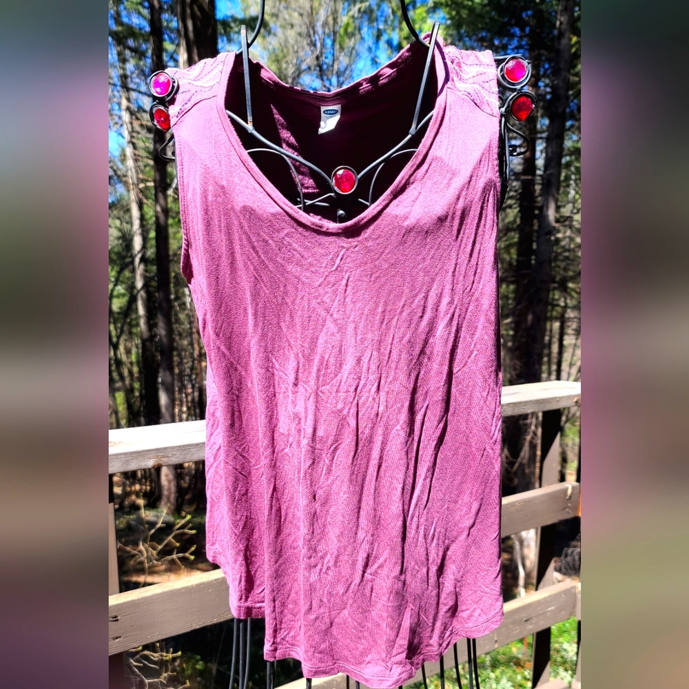Old Navy wine colored tank w/embroidery szM